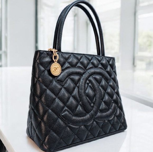 ✨️Authentic Chanel Black Medallion Caviar Leather Tote Bag (Excellent Condition) - Picture 3 of 16